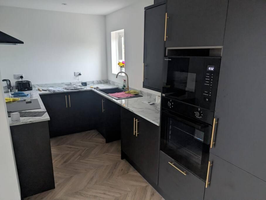 Modern 3Br Home - Private Parking - Tv In Every Bedroom Swansea Luaran gambar