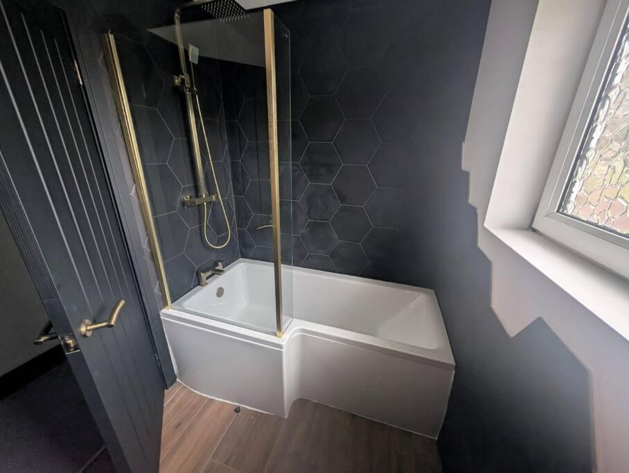 Modern 3Br Home - Private Parking - Tv In Every Bedroom Swansea Luaran gambar