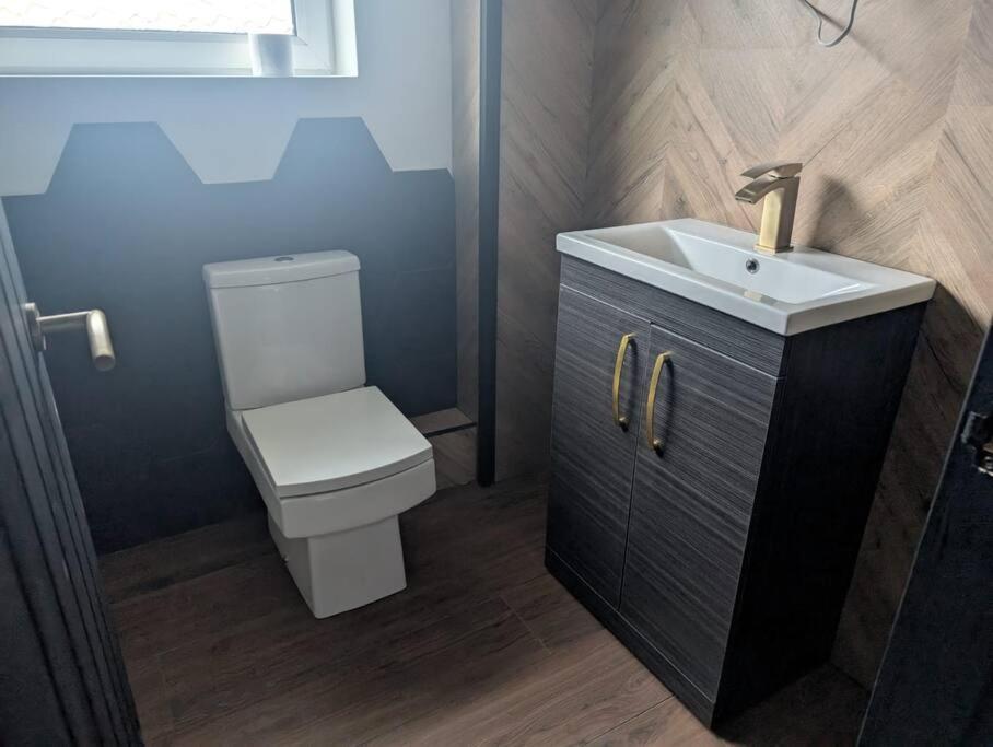 Modern 3Br Home - Private Parking - Tv In Every Bedroom Swansea Luaran gambar